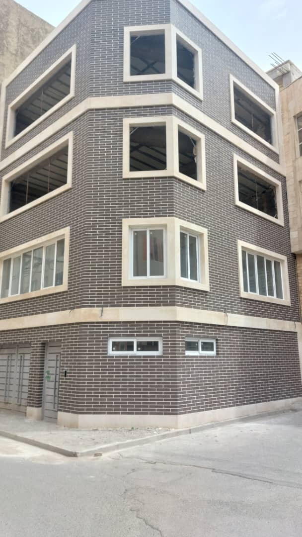 آیا آجرنما در برابر رطوبت و باران مقاوم است؟