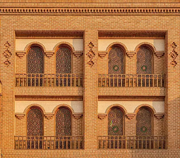 چگونه آجرکاری سنتی دمای داخلی ساختمان را متعادل میکند؟